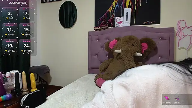 Snapshot of Emmie_Hot chatting on November 2025 12:07:01 PM Emmie Hot online show from November 2025 12:07:01 PM