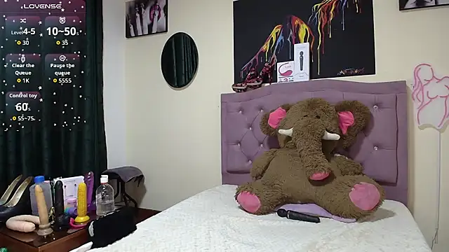 Snapshot of Emmie_Hot chatting on November 2025 12:19:02 PM Emmie Hot online show from November 2025 12:19:02 PM