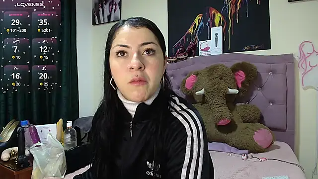 Snapshot of Emmie_Hot chatting on December 2025 12:10:01 PM Emmie Hot online show from December 2025 12:10:01 PM