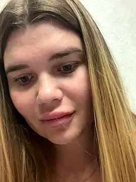 Snapshot of ella_zzz chatting on September 2025 04:01:02 PM ella zzz online show from September 2025 04:01:02 PM