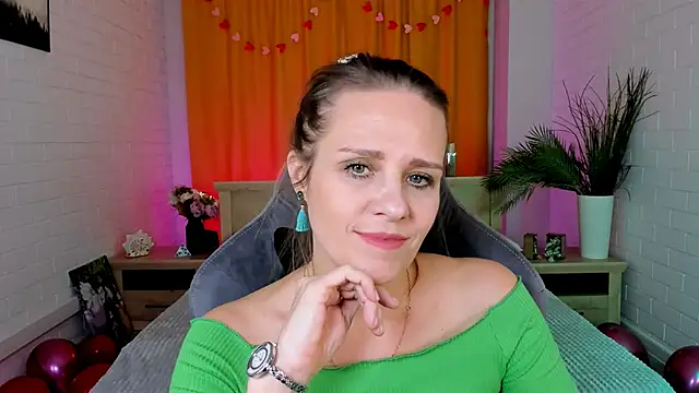 Snapshot of EmiliaBedy chatting on February 2025 12:29:01 PM EmiliaBedy online show from February 2025 12:29:01 PM