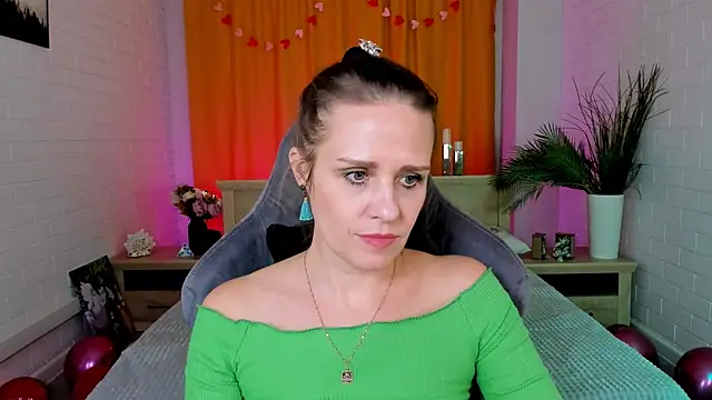 Snapshot of EmiliaBedy chatting on February 2025 03:42:02 PM EmiliaBedy online show from February 2025 03:42:02 PM