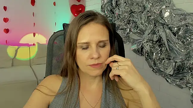 Snapshot of EmiliaBedy chatting on February 2025 03:21:01 PM EmiliaBedy online show from February 2025 03:21:01 PM