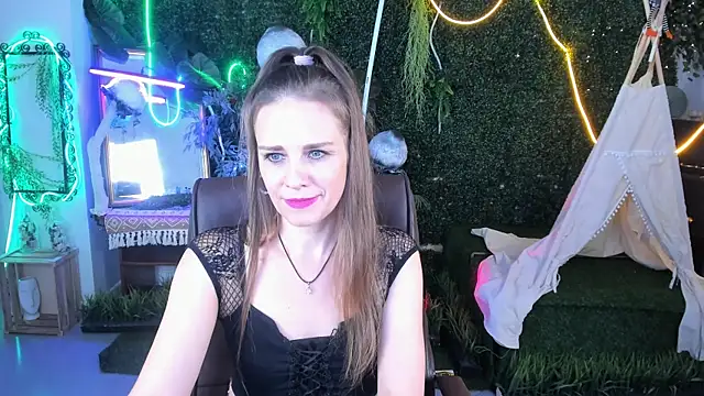 Snapshot of EmiliaBedy chatting on November 2025 09:10:01 AM EmiliaBedy online show from November 2025 09:10:01 AM