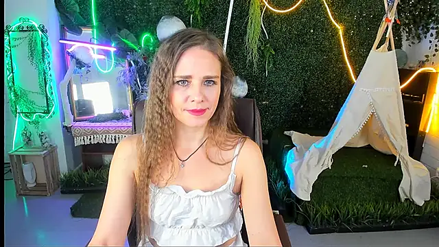 Snapshot of EmiliaBedy chatting on November 2025 09:10:02 AM EmiliaBedy online show from November 2025 09:10:02 AM