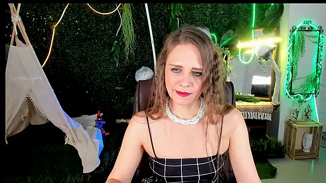 Snapshot of EmiliaBedy chatting on December 2025 09:14:01 AM EmiliaBedy online show from December 2025 09:14:01 AM