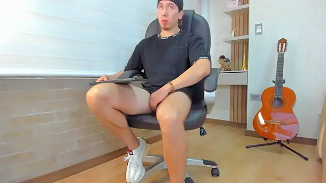 Snapshot of Tombarden chatting on November 2025 07:13:01 PM Tombarden online show from November 2025 07:13:01 PM