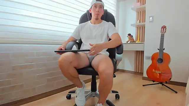 Snapshot of Tombarden chatting on November 2025 07:04:02 PM Tombarden online show from November 2025 07:04:02 PM