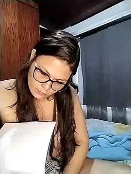 Snapshot of Vale_Saenzz chatting on January 2025 01:07:01 PM Vale Saenzz online show from January 2025 01:07:01 PM