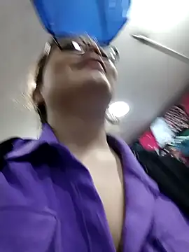 Snapshot of Vale_Saenzz chatting on March 2025 12:31:02 AM Vale Saenzz online show from March 2025 12:31:02 AM