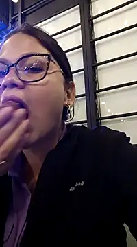 Snapshot of Vale_Saenzz chatting on March 2025 03:32:02 AM Vale Saenzz online show from March 2025 03:32:02 AM