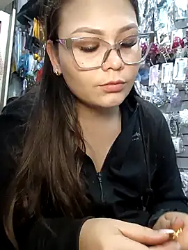 Snapshot of Vale_Saenzz chatting on October 2025 12:49:02 AM Vale Saenzz online show from October 2025 12:49:02 AM