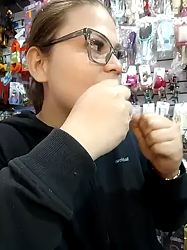 Snapshot of Vale_Saenzz chatting on October 2025 08:28:01 PM Vale Saenzz online show from October 2025 08:28:01 PM