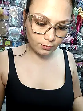 Snapshot of Vale_Saenzz chatting on October 2025 06:28:02 PM Vale Saenzz online show from October 2025 06:28:02 PM