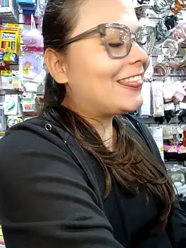 Snapshot of Vale_Saenzz chatting on November 2025 08:52:01 PM Vale Saenzz online show from November 2025 08:52:01 PM