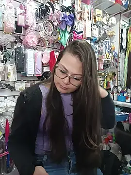 Snapshot of Vale_Saenzz chatting on November 2025 04:40:02 PM Vale Saenzz online show from November 2025 04:40:02 PM