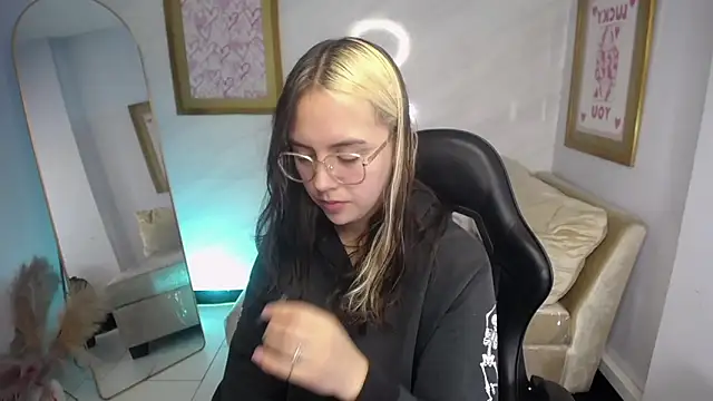 Hela v online show from September 2025 01:12:02 PM