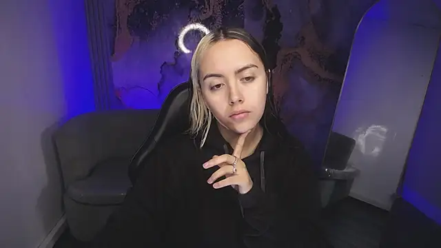 Hela v online show from November 2025 12:38:01 PM