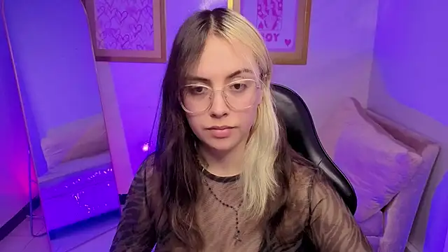 Hela v online show from November 2025 08:11:02 PM