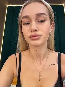 Snapshot of KristinaDane chatting on December 2025 03:33:01 AM KristinaDane online show from December 2025 03:33:01 AM