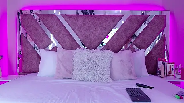Snapshot of CandyLuxury__ chatting on August 2026 11:59:01 AM CandyLuxury online show from August 2026 11:59:01 AM