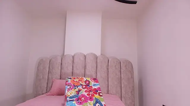 Snapshot of sharlott_miller chatting on December 2025 11:52:01 AM sharlott miller online show from December 2025 11:52:01 AM