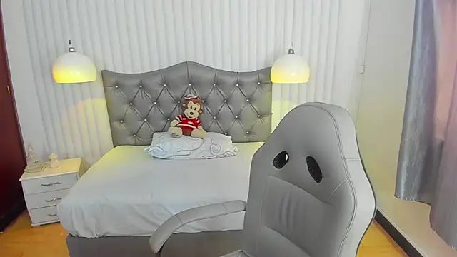 mia vanucci1 online show from September 2025 07:30:02 PM