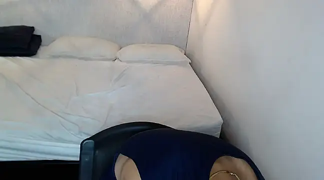 Liiamthompson online show from March 2025 08:20:02 PM