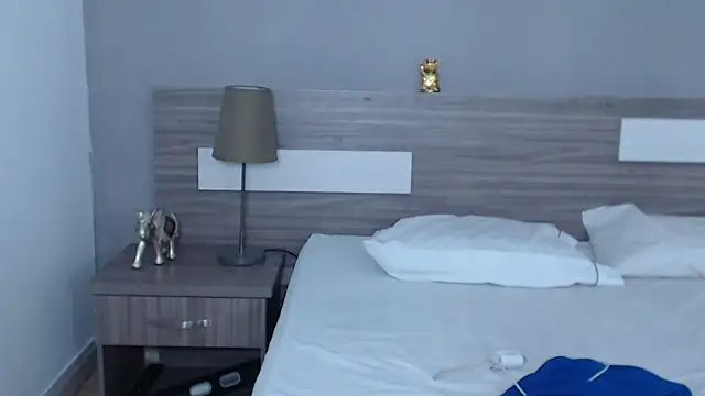 Liiamthompson online show from September 2025 10:47:01 PM