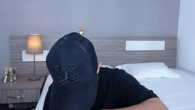 Liiamthompson online show from October 2025 07:03:02 AM