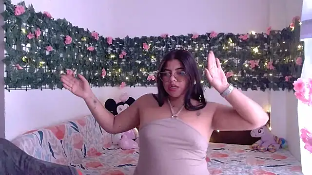 Snapshot of viccky_vick chatting on November 2025 07:52:02 PM viccky vick online show from November 2025 07:52:02 PM