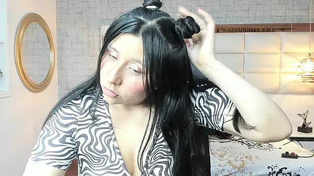 Nohemi louse online show from November 2025 07:01:02 PM