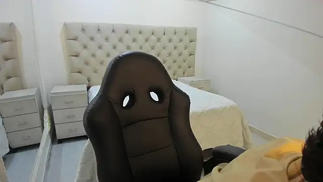 JhoanLeandro online show from December 2025 05:01:01 AM