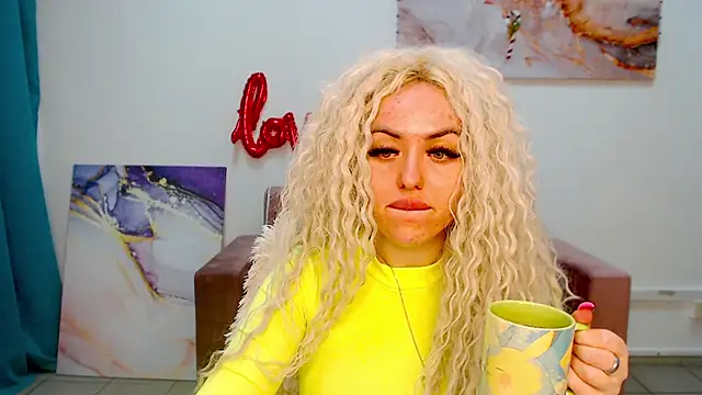 Snapshot of MissisCaty chatting on February 2025 07:41:02 PM MissisCaty online show from February 2025 07:41:02 PM