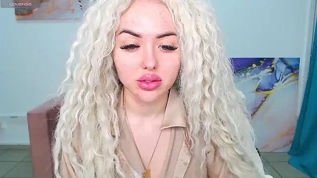 Snapshot of MissisCaty chatting on February 2025 04:12:02 AM MissisCaty online show from February 2025 04:12:02 AM