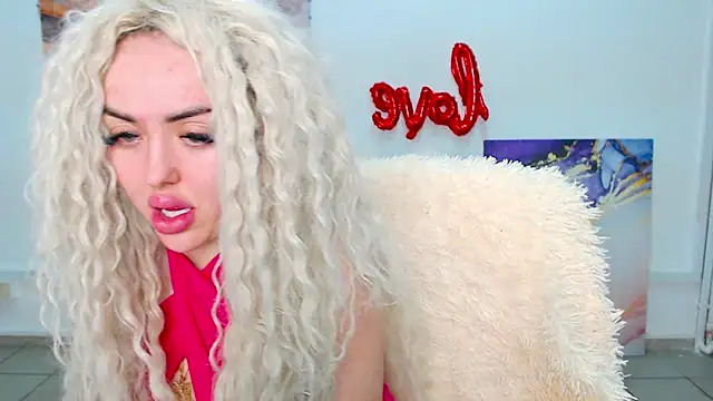 Snapshot of MissisCaty chatting on February 2025 04:07:01 AM MissisCaty online show from February 2025 04:07:01 AM