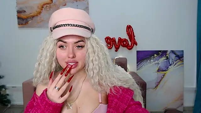 Snapshot of MissisCaty chatting on February 2025 07:36:01 PM MissisCaty online show from February 2025 07:36:01 PM