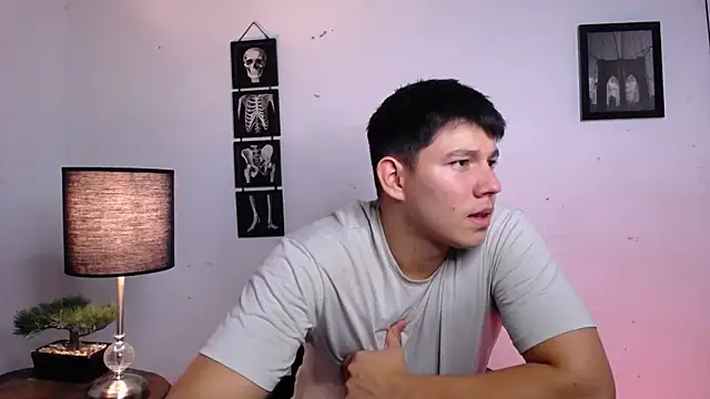 JamesCr  online show from November 2025 10:51:01 PM