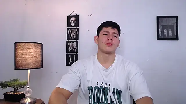 JamesCr  online show from November 2025 04:29:01 PM