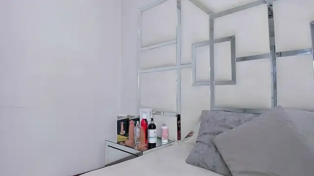 ZoeWan69 online show from December 2025 01:07:01 PM