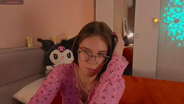 Snapshot of Mia_Luw chatting on November 2025 03:06:02 PM Mia Luw online show from November 2025 03:06:02 PM