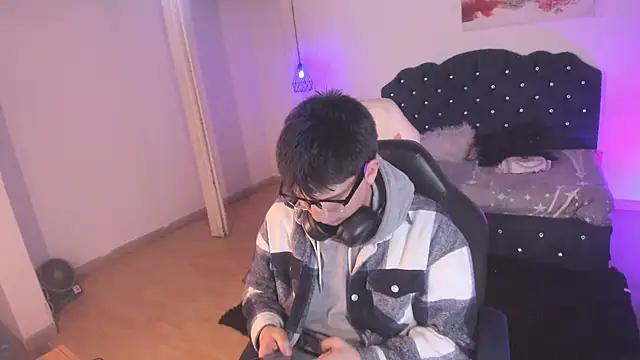 Golden-Boyy online show from September 2025 03:28:01 AM