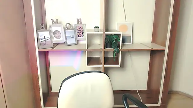 Snapshot of _AngeliaFlow_ chatting on October 2025 06:48:01 AM AngeliaFlow online show from October 2025 06:48:01 AM