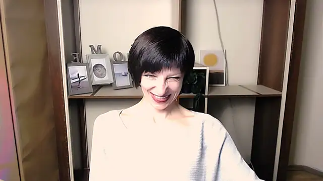 Snapshot of _AngeliaFlow_ chatting on November 2025 08:09:01 AM AngeliaFlow online show from November 2025 08:09:01 AM