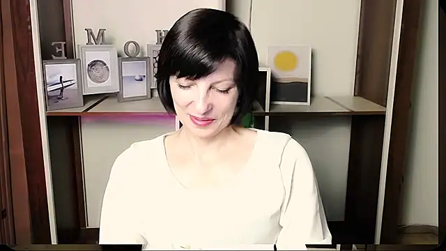 Snapshot of _AngeliaFlow_ chatting on July 2026 10:01:01 AM AngeliaFlow online show from July 2026 10:01:01 AM