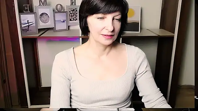 Snapshot of _AngeliaFlow_ chatting on July 2026 10:50:01 AM AngeliaFlow online show from July 2026 10:50:01 AM