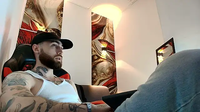 Luke davis01 online show from April 2026 01:05:02 PM