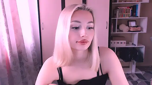 Snapshot of beauty_blonde chatting on March 2025 03:08:01 AM beauty blonde online show from March 2025 03:08:01 AM