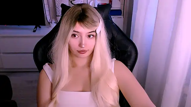 Snapshot of beauty_blonde chatting on October 2025 01:17:02 AM beauty blonde online show from October 2025 01:17:02 AM