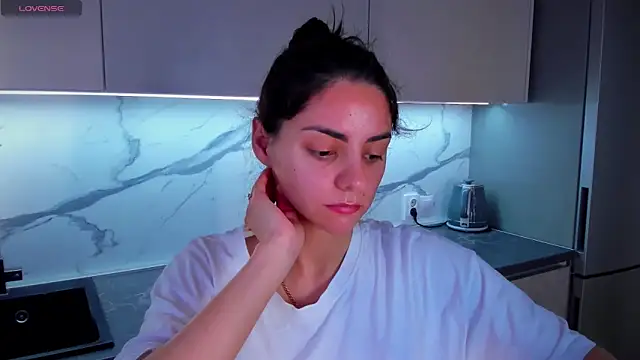 Snapshot of EmiliaZen chatting on June 2026 04:53:01 PM EmiliaZen online show from June 2026 04:53:01 PM